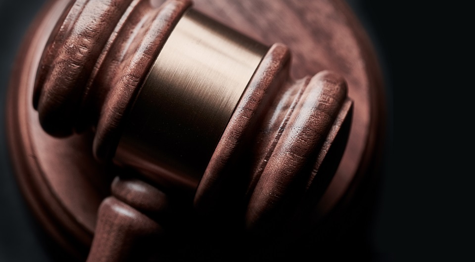 Image of a judge gavel discussing how judgement liens work.