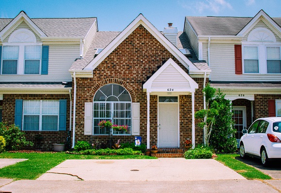 What to Know Before You Buy a Foreclosed Home - Deeds.com