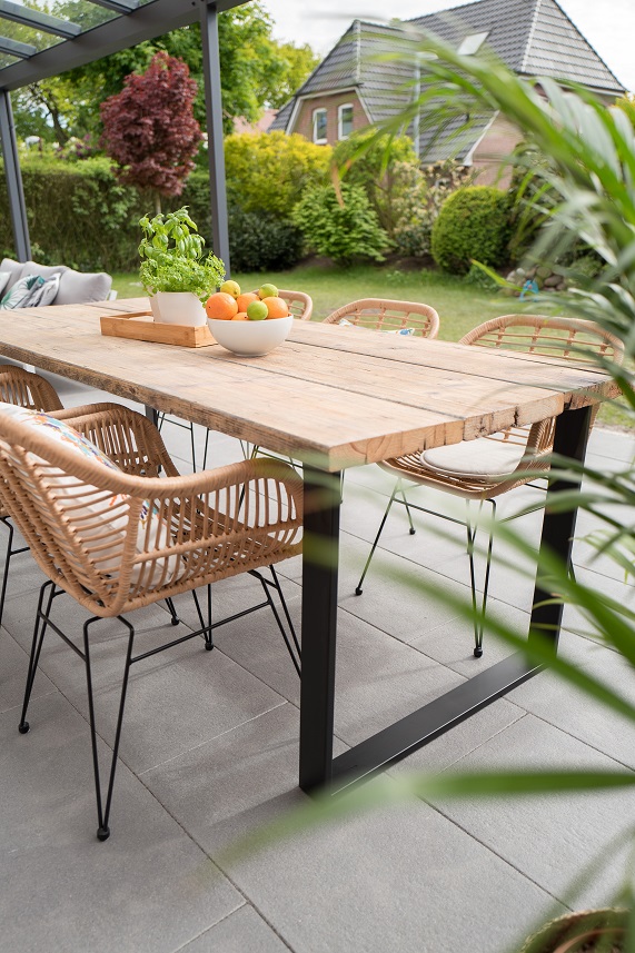 Image of a well appointed and landscaped back yard.