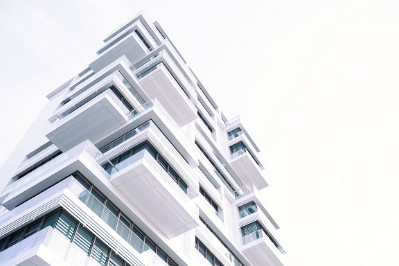 Image of the outside of a modern multi-unit real estate building.