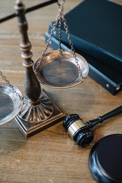 Image of an old fashioned scale and a gavel.
